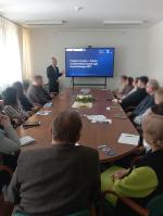 Ekspert stoi przed uczestnikami spotkania.