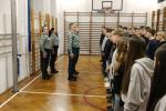 Lekcja musztry z funkcjonariuszami Służby Celno-Skarbowej 