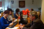 Pracownik Urzędu Skarbowego w Mielcu pomaga złożyć podatnikom PIT - a w formie elektronicznej
