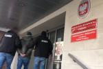 Funkcjonariusze CBŚP wprowadzają osobę zatrzymaną do budynku prokuratury