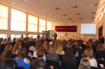 Uczniowie, nauczyciele i przedstawiciele instytucji organizujących wydarzenie słuchają wystąpienia Z-cy Dyrektora Izby Administracji Skarbowej w Rzeszowie