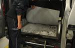 Funkcjonariusz KAS ujawnia podwójne dno bagażnika i ukryte tam papierosy 