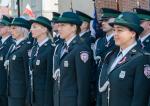Funkcjonariuszki w mundurach galowych stoją na baczność w pierwszym szeregu