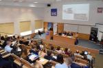Uczestnicy konferencji zgromadzeni w auli Uniwersytetu Rzeszowskiego słuchają wystąpienia Dyrektora Izby Administracji Skarbowej w Rzeszowie