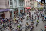 Peleton rowerowy jedzie ulicą w centrum miasta