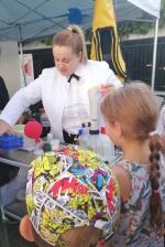 Dzieci uczestniczę w eksperymentach naukowych prowadzonych przez ekspertkę z Laboratorium Celno-Skarbowego