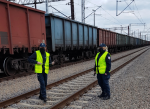 funkcjonariusze KAS stoją obok wagonów pociągu towarowego
