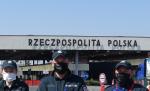 funkcjonariusze KAS na przejściu granicznym w Korczowej