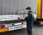 funkcjonariusze KAS kontroluje naczepę samochodu ciężarowego 