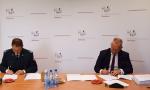 Na zdjęciu Dyrektor IAS w Rzeszowie oraz przedstawiciel wykonawcy wymieniają między sobą podpisane dokumenty umów