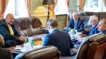 Minister finansów Tadeusz Kościński rozmawia z przedsiębiorcami podczas spotkania