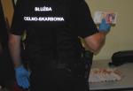 funkcjonariusz Słuzby Celno- Skarbowej podczas wykrycia środków pieniężnych