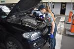 funkcjonariuszka Słuzby Celno- Skarbowej podczas kontroli samochodu osobowego na przejściu granicznym w Korczowej